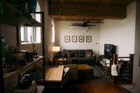 Zo gebruik je donker hout in je interieur zonder dat het benauwend voelt
